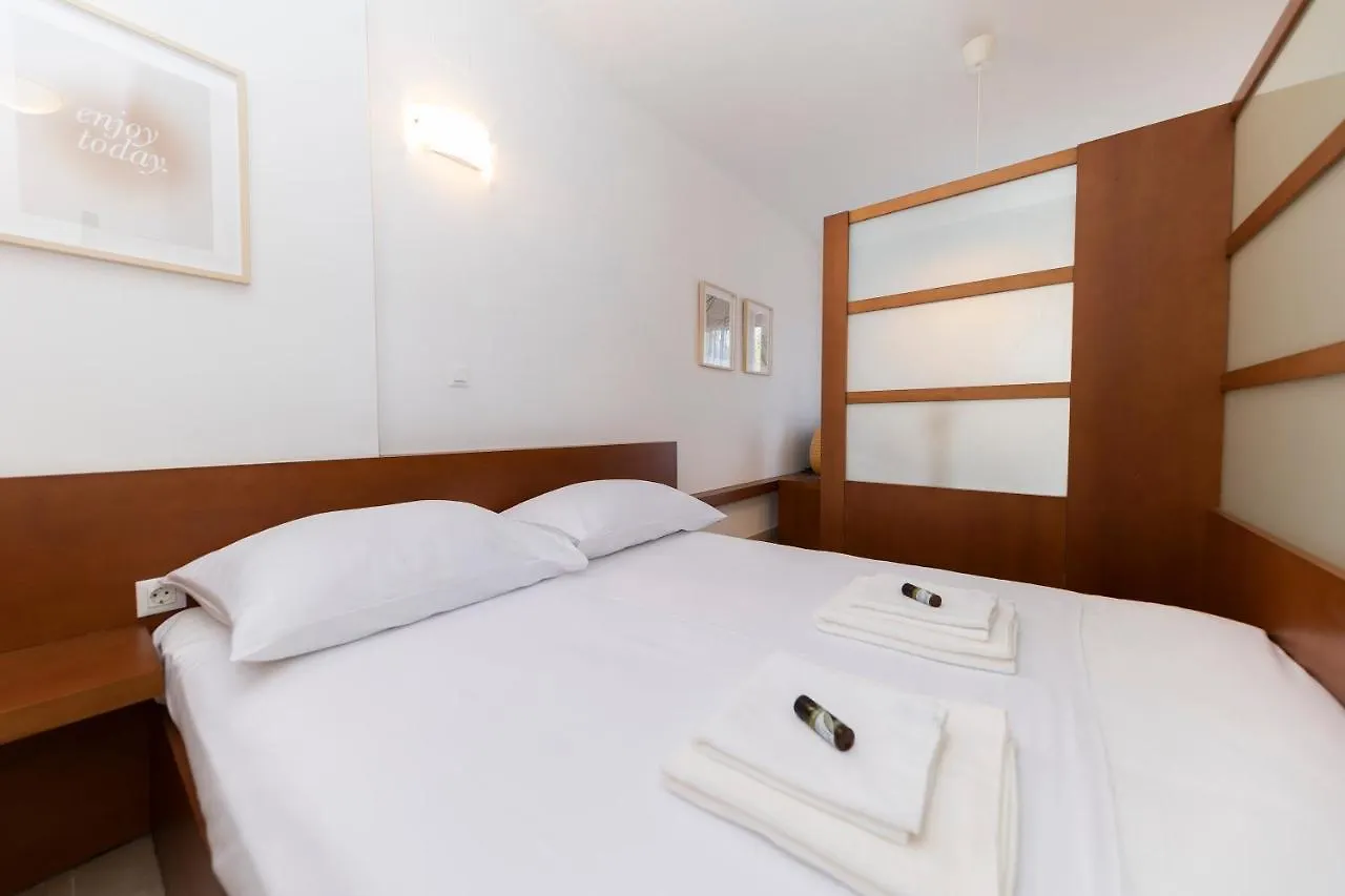 Apartments Vallis Rabiosa ザダル