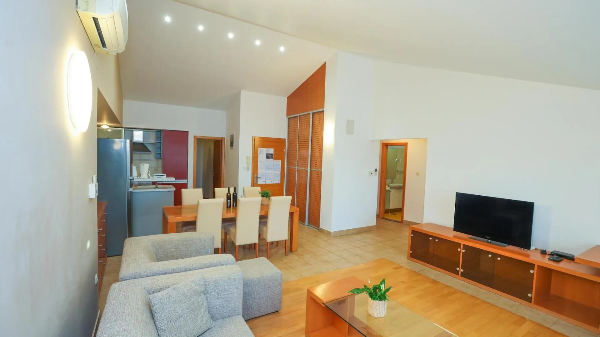 Apartments Vallis Rabiosa ザダル 0*,